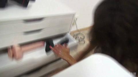 27372
